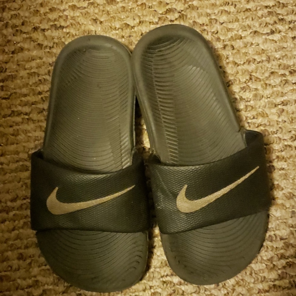 Nike flip flop boys